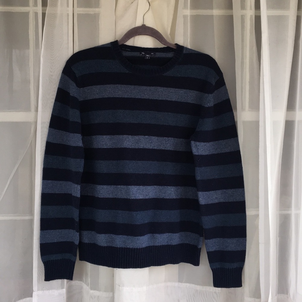 Two-tone men’s blue Gap sweater
